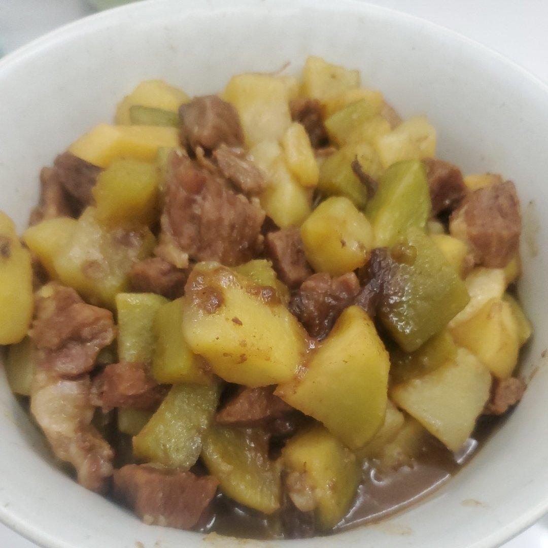 萝卜焖牛腩 （好吃得可以摆摊了）