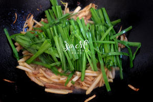 土豆肉丝炒韭菜的做法 步骤7