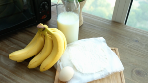 飞饼版香蕉派 &香蕉奶昔［快厨房］快手甜品的做法 步骤1