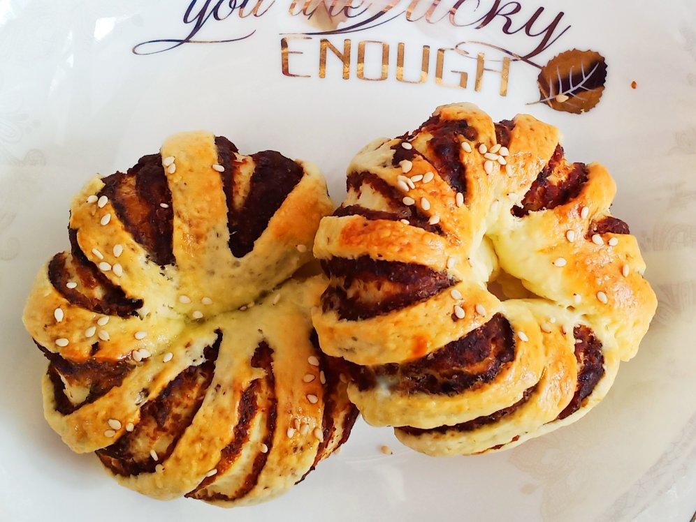 松软可口的红豆沙面包卷