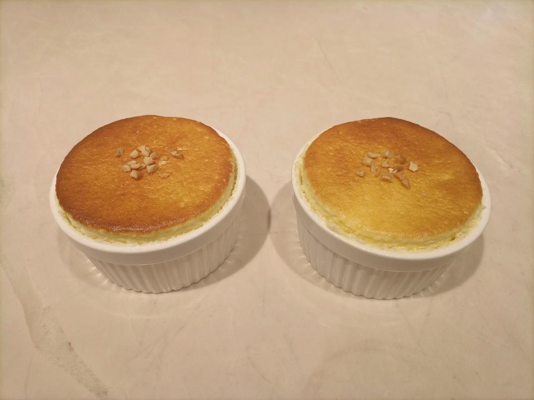 《云朵舒芙蕾》柔软、轻盈、细腻、绵密、一口下去犹如棉花糖，但又像漂浮的云朵配方