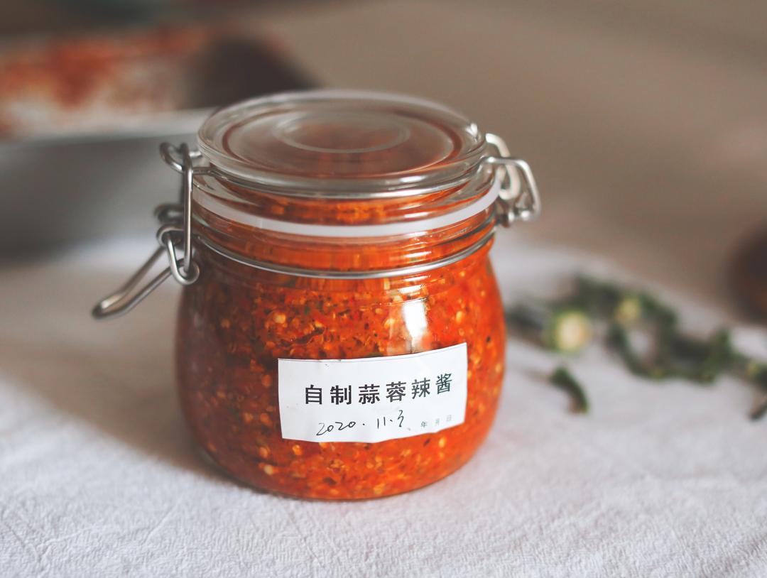 现摘新鲜红辣椒搭配蒜蓉做成酱