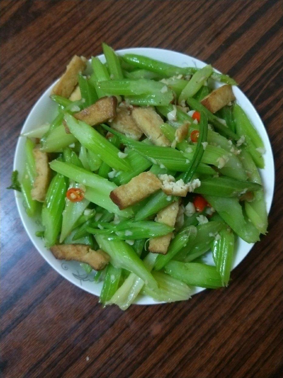芹菜炒香干（家常简易下饭菜）