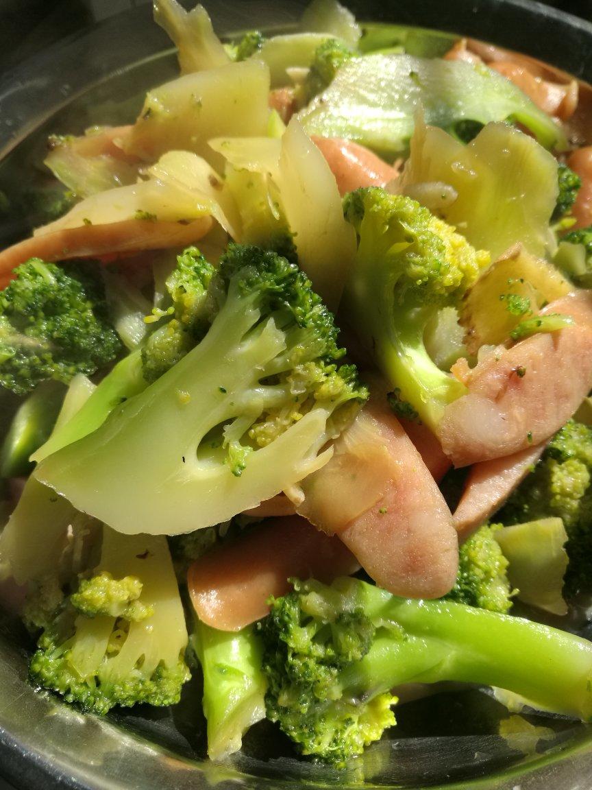 可乐加冰做的火腿肠炒西兰花