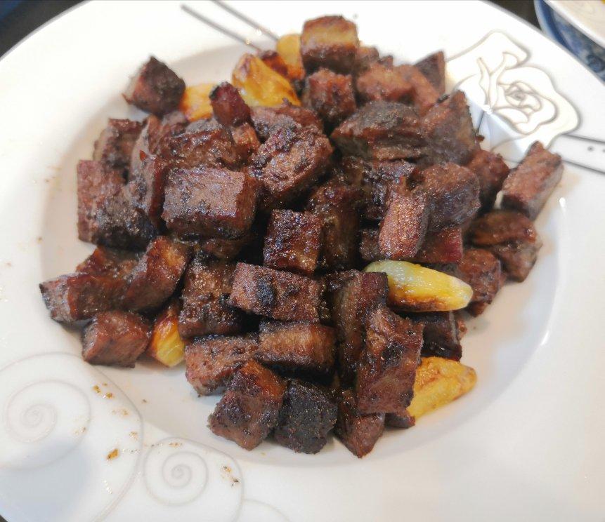 黑胡椒金蒜牛肉粒