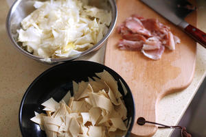 超简单的白菜炖豆皮的做法 步骤1