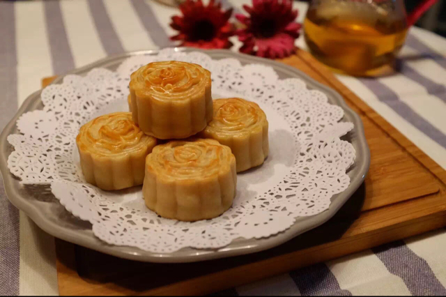 广式月饼——蛋黄莲蓉月饼