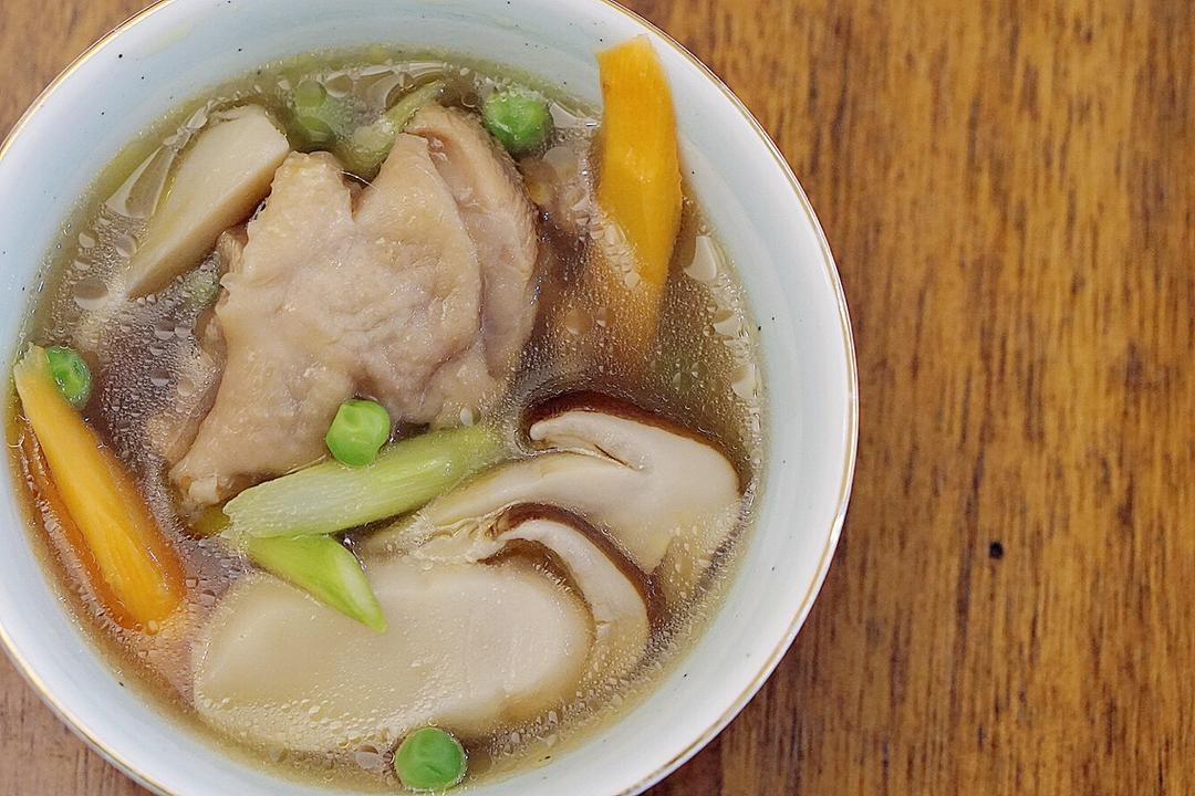 松茸芦笋鸡肉汤