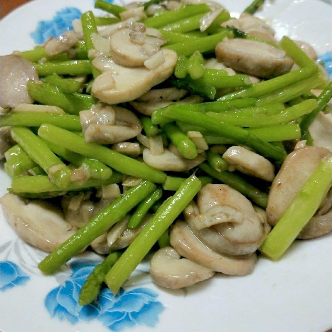 芦笋炒蘑菇