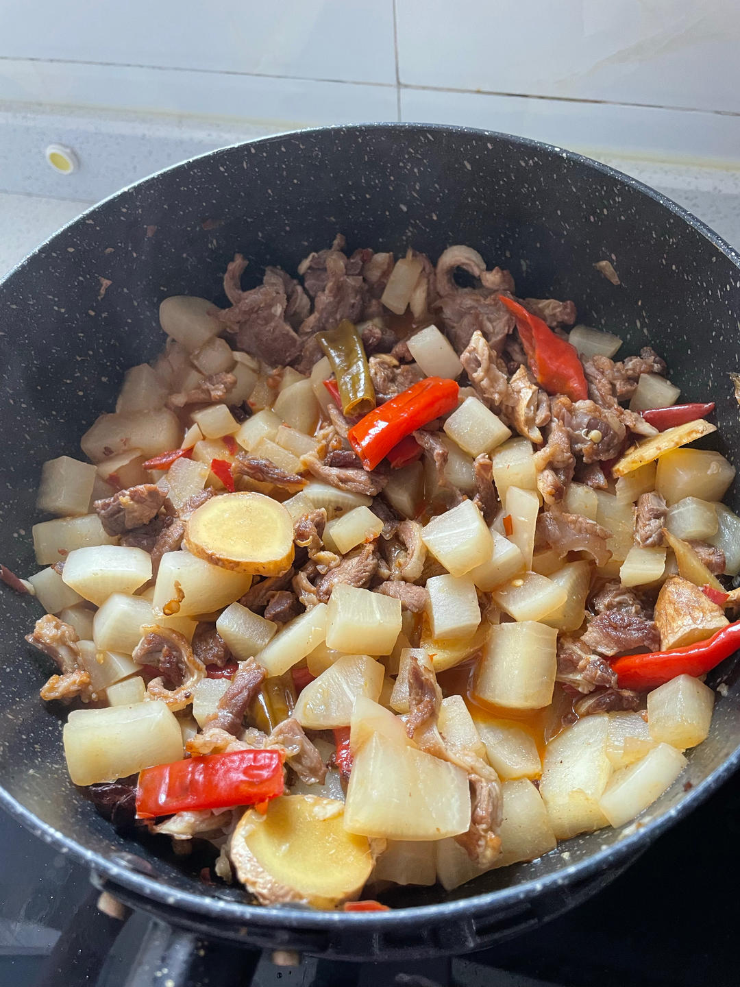 厨师长教你：“萝卜烧牛肉”的川味版做法，肉香四溢软烂入味