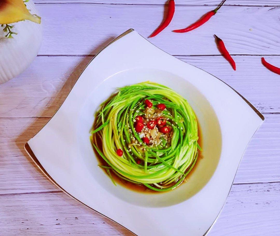 轻言清语心音做的【嗷呜】不开火就能吃上的凉拌西葫芦丝