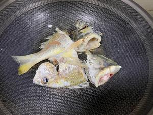游水立鱼泥猛鱼芫荽豆腐汤的做法 步骤2