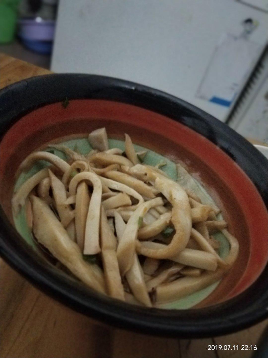 凉拌鸡腿菇