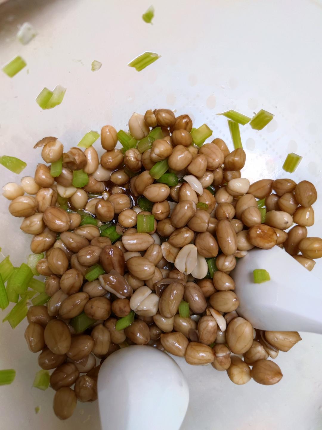 凉拌芹菜花生米胡萝卜