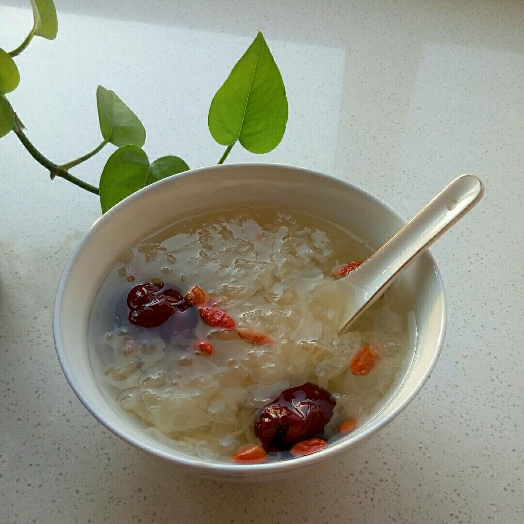红枣枸杞银耳羹