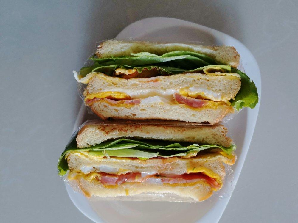 筱筱绮做的火腿煎蛋三文治