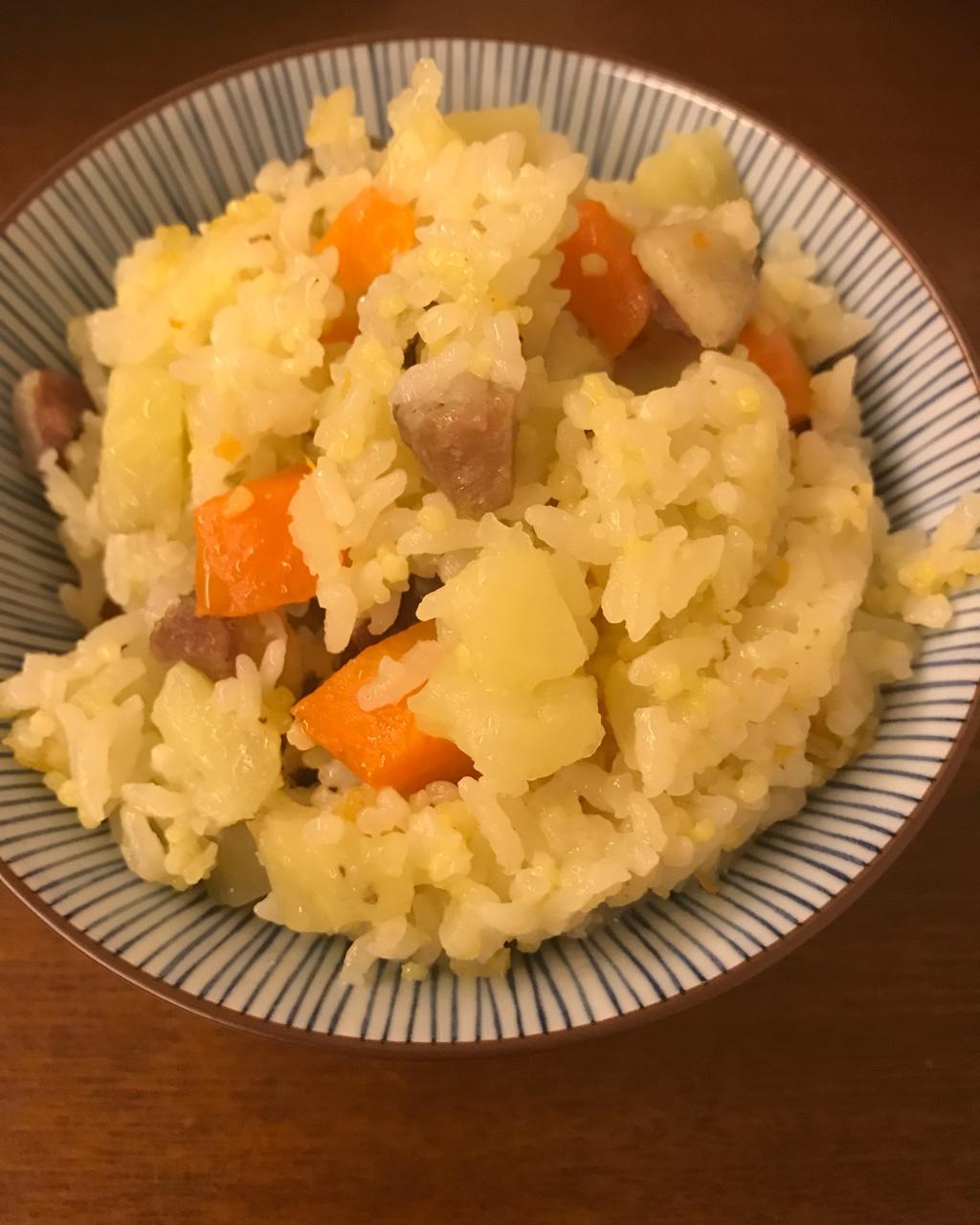 腊肉土豆胡萝卜焖饭