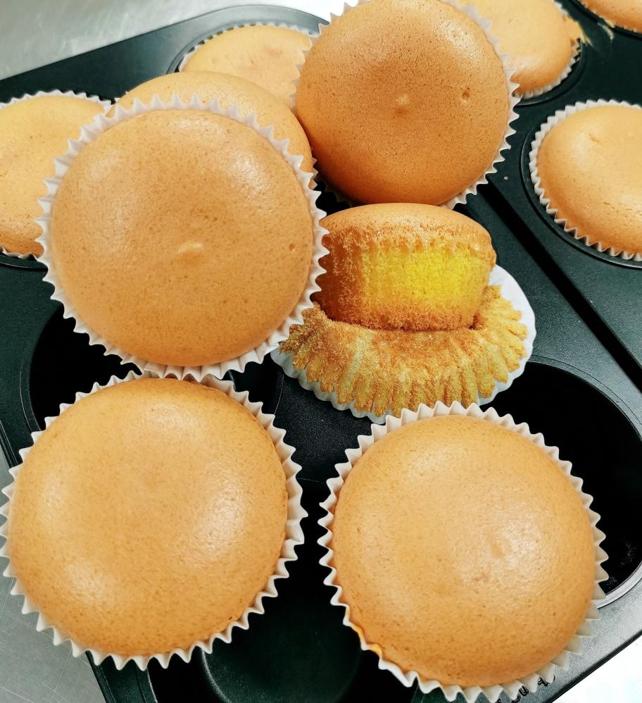 不回缩纸杯蛋糕用厨师机打出细腻有光泽的蛋白的做法