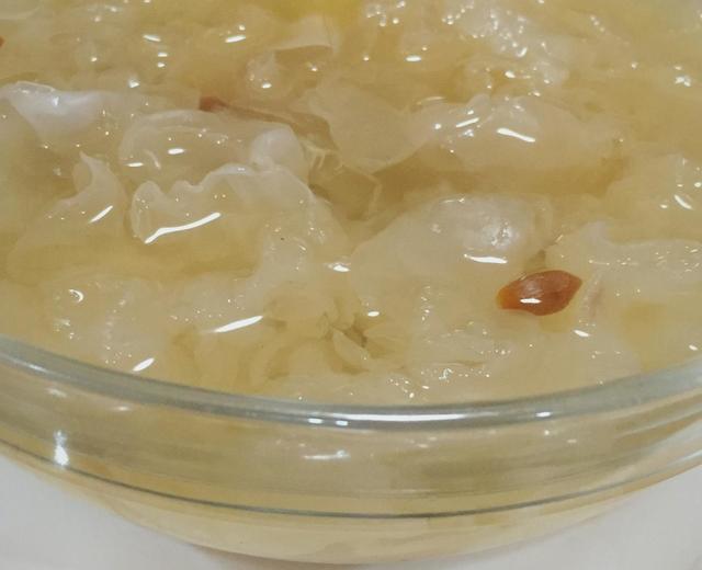 银耳莲子枸杞百合汤的做法