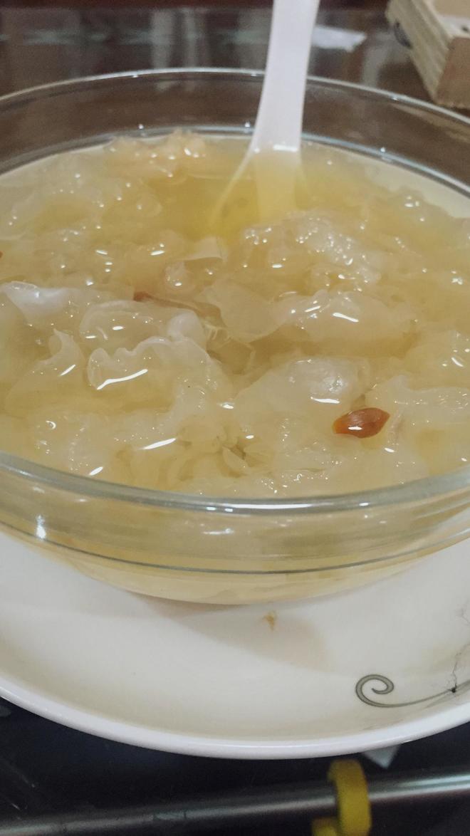 银耳莲子枸杞百合汤的做法