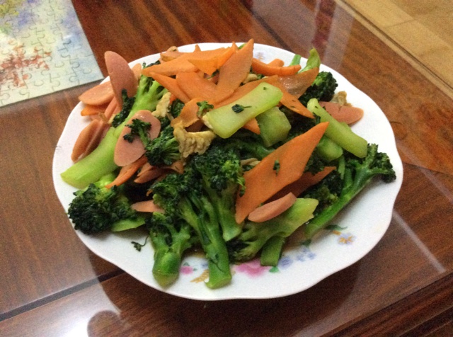 {☀快手晚餐☀}火腿肠滑蛋西兰花