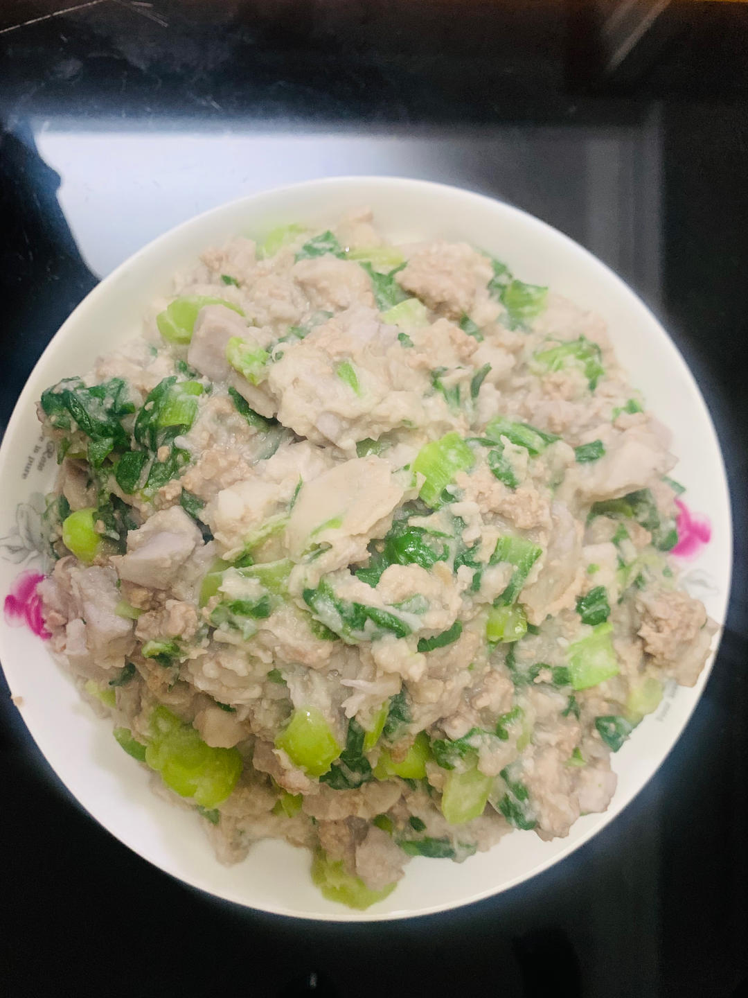 芋头牛肉羮
1、芋头去皮，切小丁；
2、放水中煮熟，煮过的汤留着备用；3、牛肉切小丁，油菜切小丁；
4、油锅下油翻炒牛肉丁至熟，再放入油菜丁翻炒至五成熟；
5、加芋头丁，加汤。根据个人喜好加量。
6、熬一会儿至粘稠，放盐，出锅。美味！