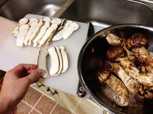 秋季特辑-松茸炖鸡、盐煎松茸、黄油烤松茸和炒松茸的做法的做法 步骤3