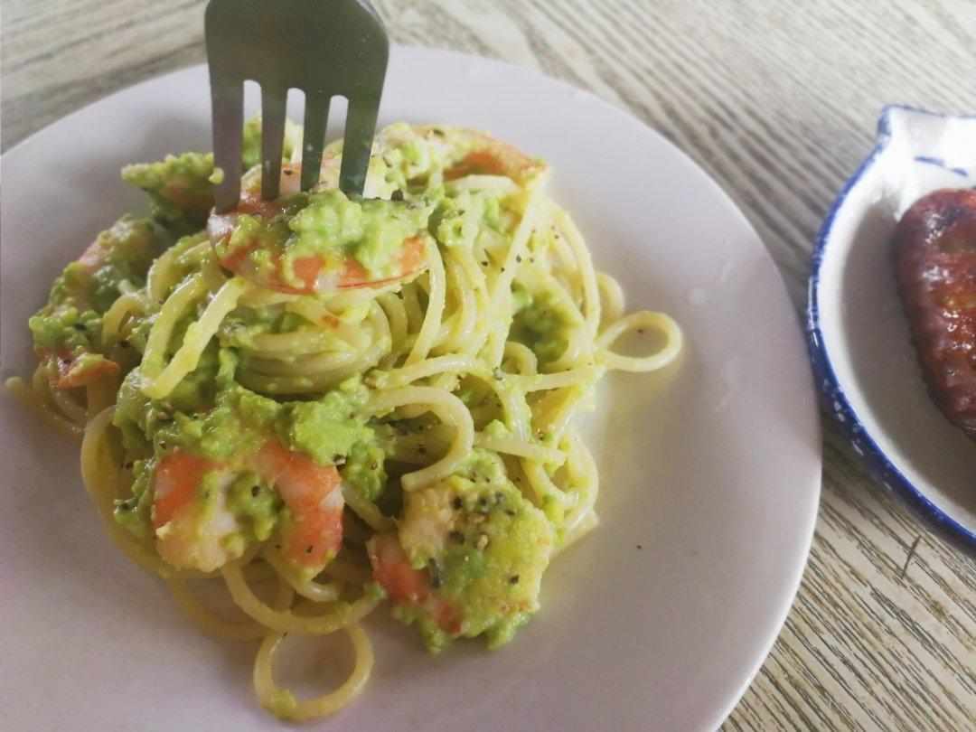 牛油果青酱虾仁意面