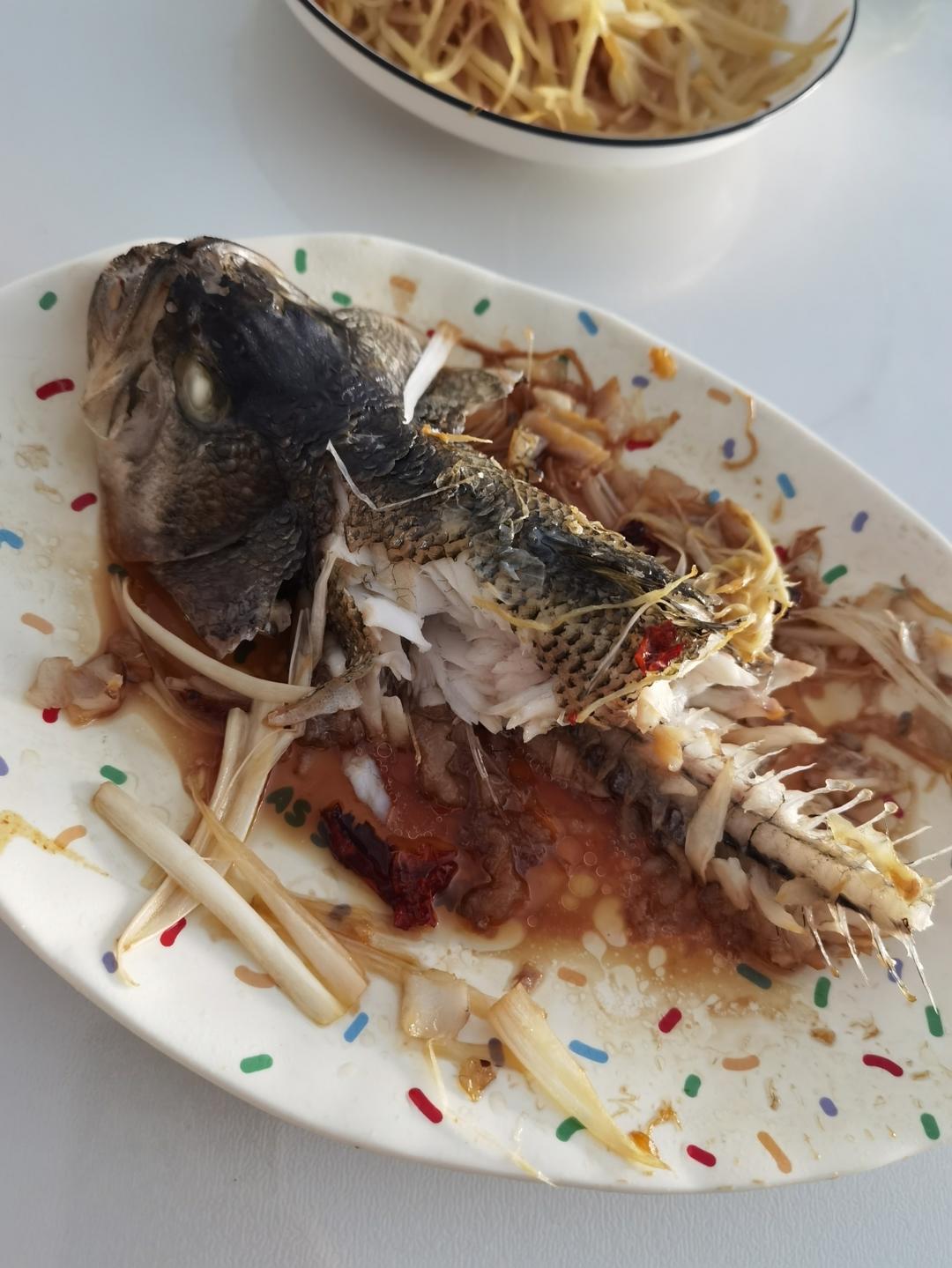 厨师长教你：“清蒸鲈鱼”，鲜嫩美味，内附蒸鱼酱油专业调制方法