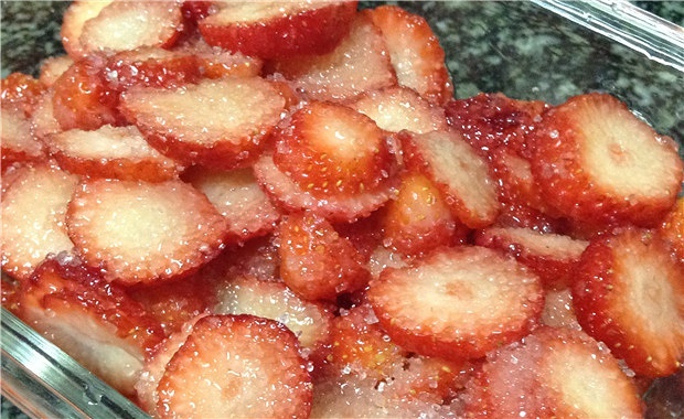 清澈透亮的草莓汽水