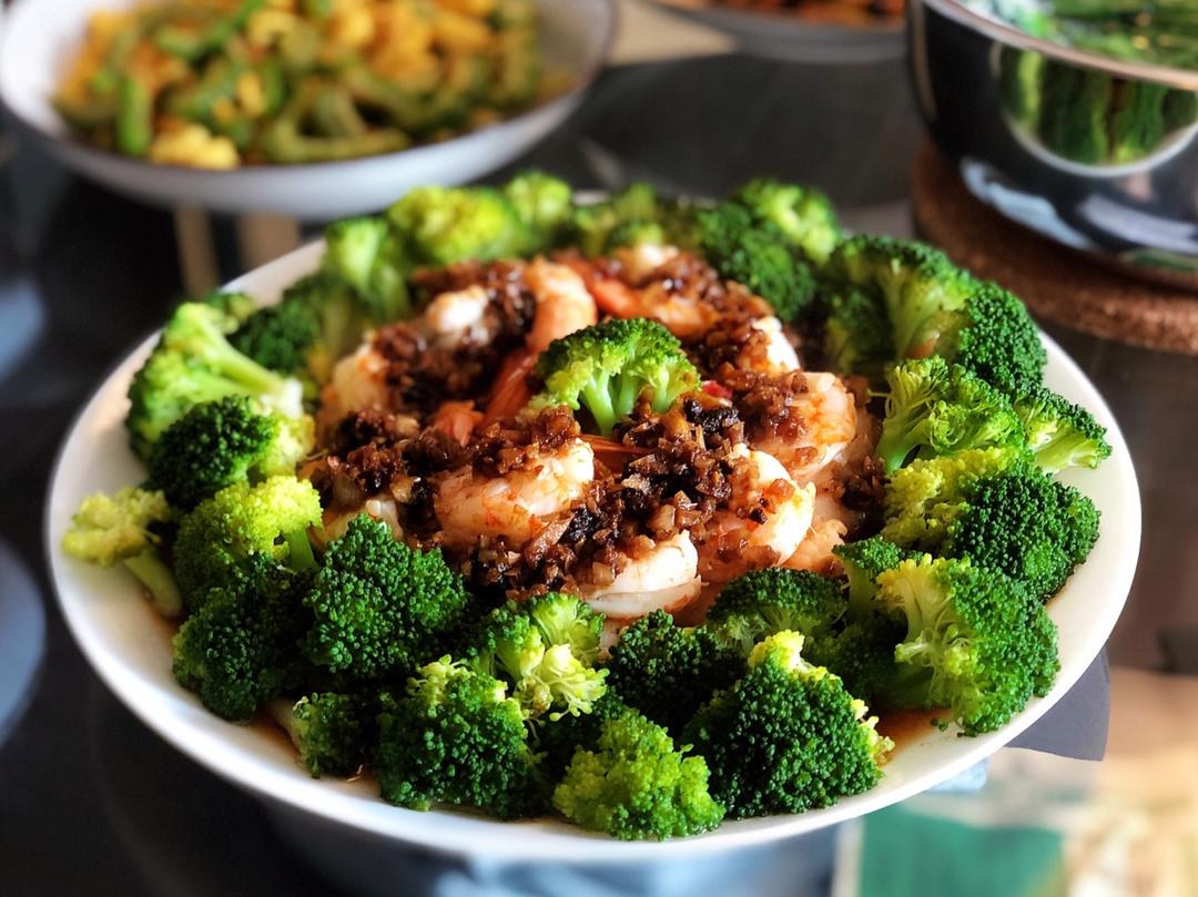 虾最美味的吃法必须是这个——蒜蓉蒸虾（多动图，孔瑶的食谱）