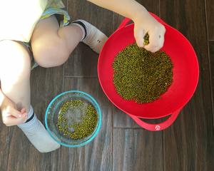 绿豆汤清热解暑➕不脱壳小技巧的做法 步骤1