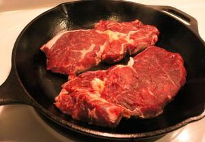 简易煎牛排 (Turn Cheap Steak into Prime Steak Recipe  )的做法 步骤5