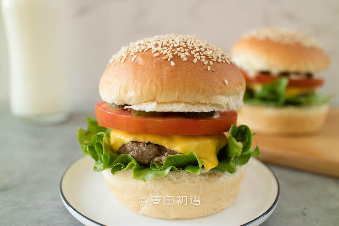 鲜嫩多汁的牛肉汉堡