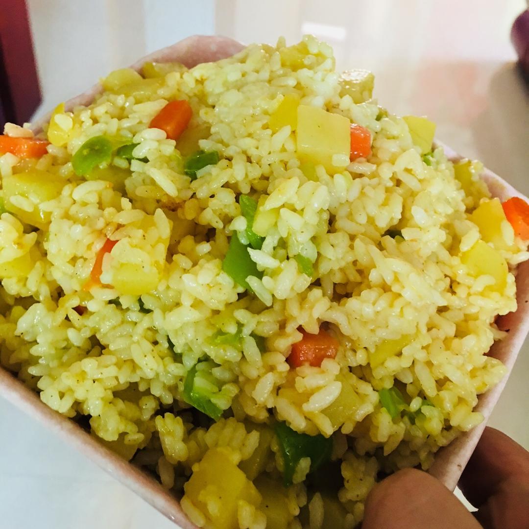 咖喱土豆炒饭（素）的做法