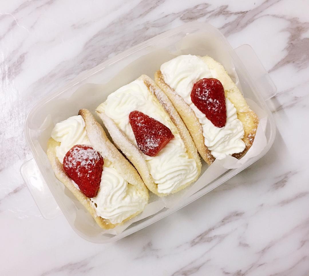 韩国最热门的甜品店Le Bread Lab的草莓蛋糕卷