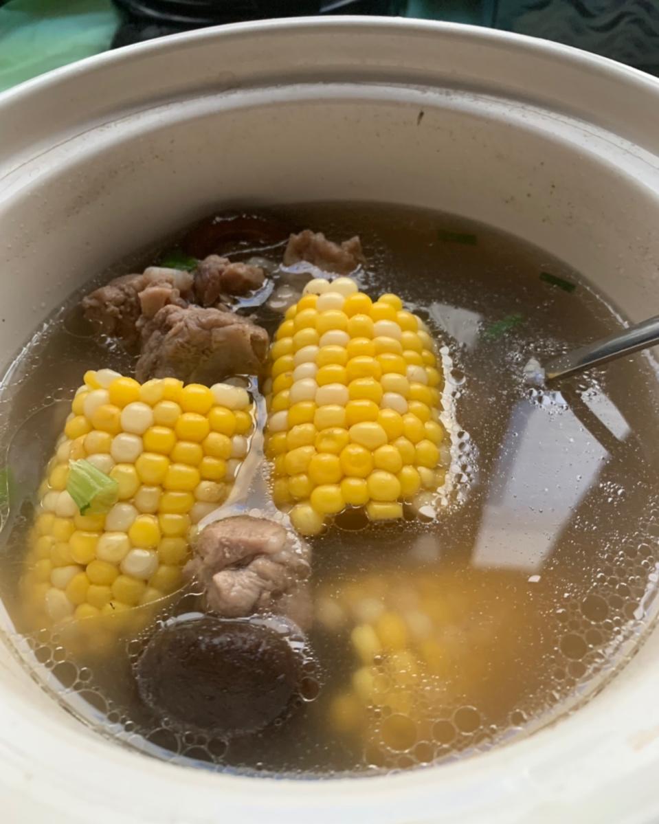 grubchen做的玉米香菇排骨汤