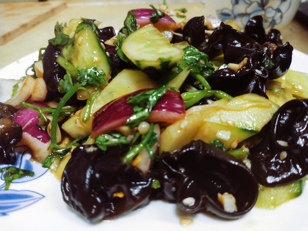 凉拌黄瓜黑木耳金针菇（自家餐桌上的常菜，健康做法）的做法