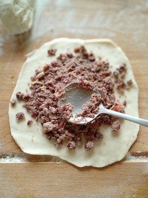 中式传统面点之烫面薄皮的红豆馅饼的做法 步骤3