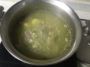 极简单莲藕绿豆排骨汤的做法 步骤5