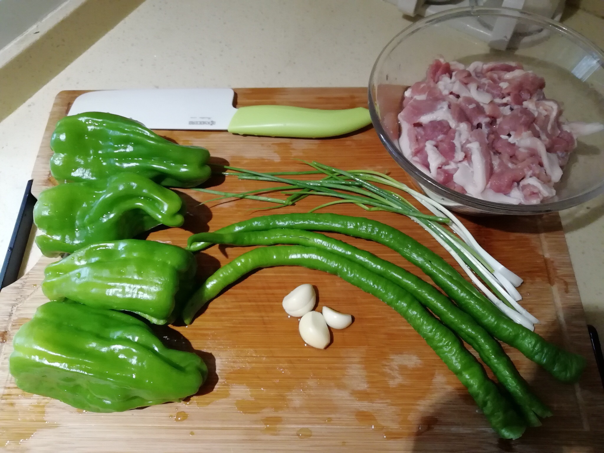 虎皮青椒小炒肉的做法 步骤1