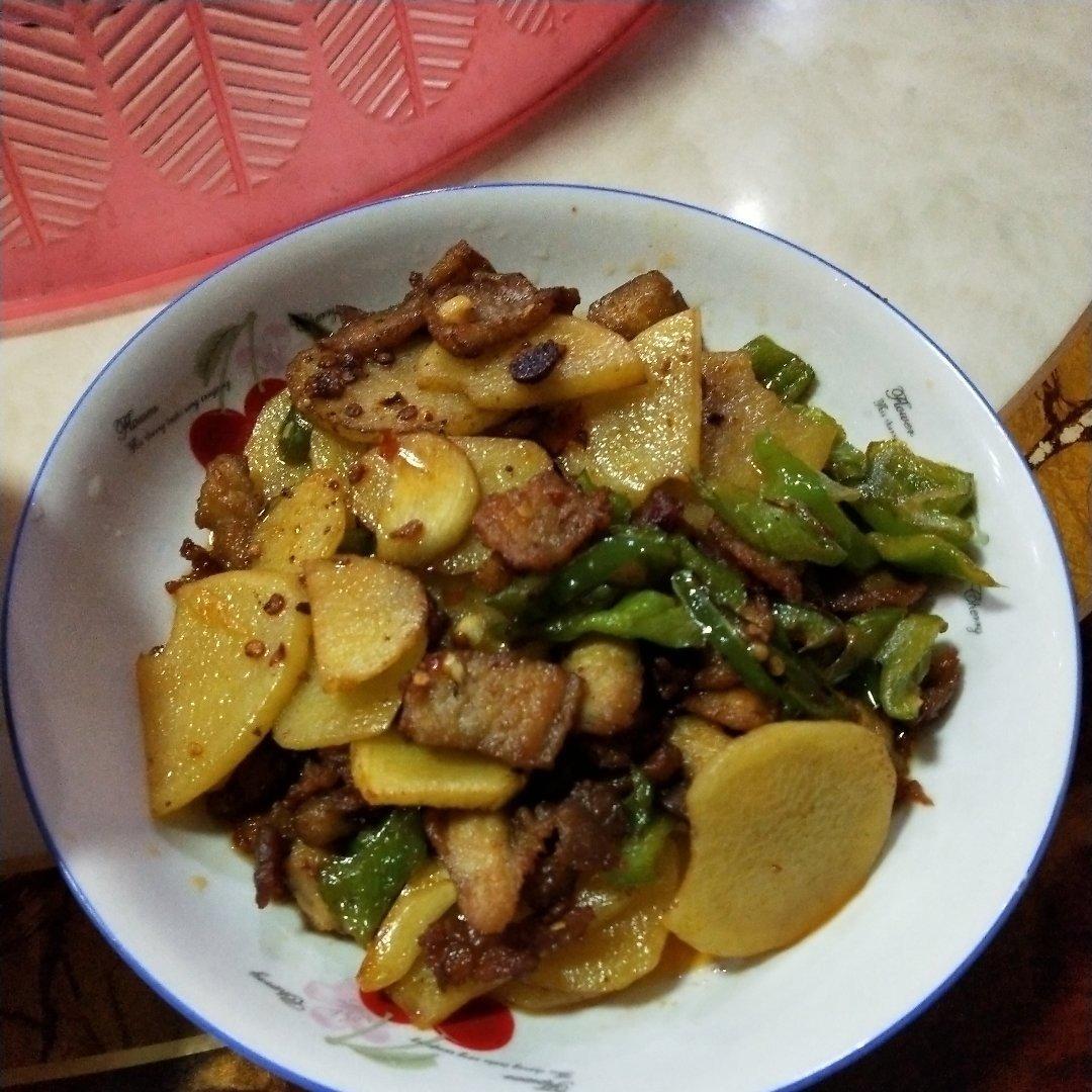 五花肉干煸土豆片