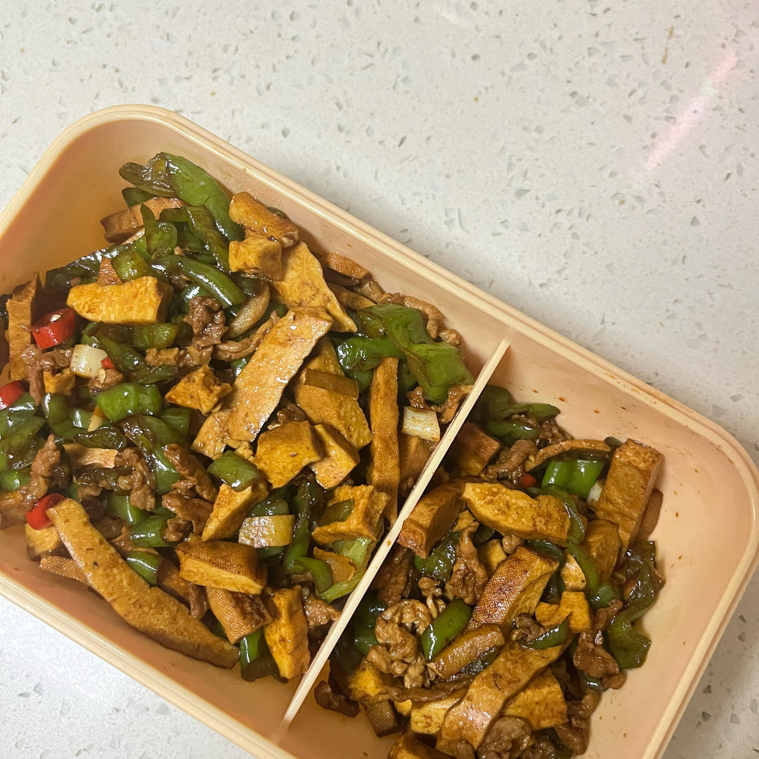 《打工人小食堂》爆香豆干炒肉盖饭