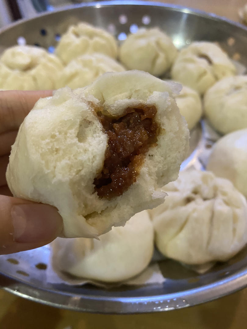 云朵般松软爆浆蜜汁叉烧包