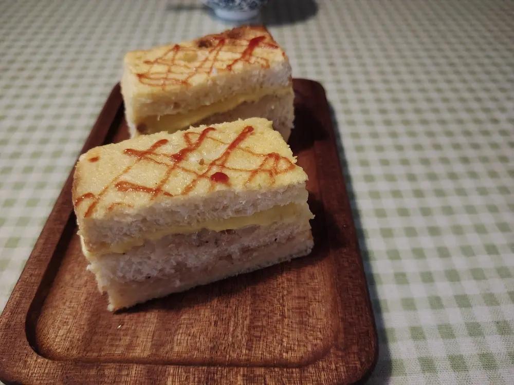 冬天三明治要吃热的，烤金枪鱼三明治～