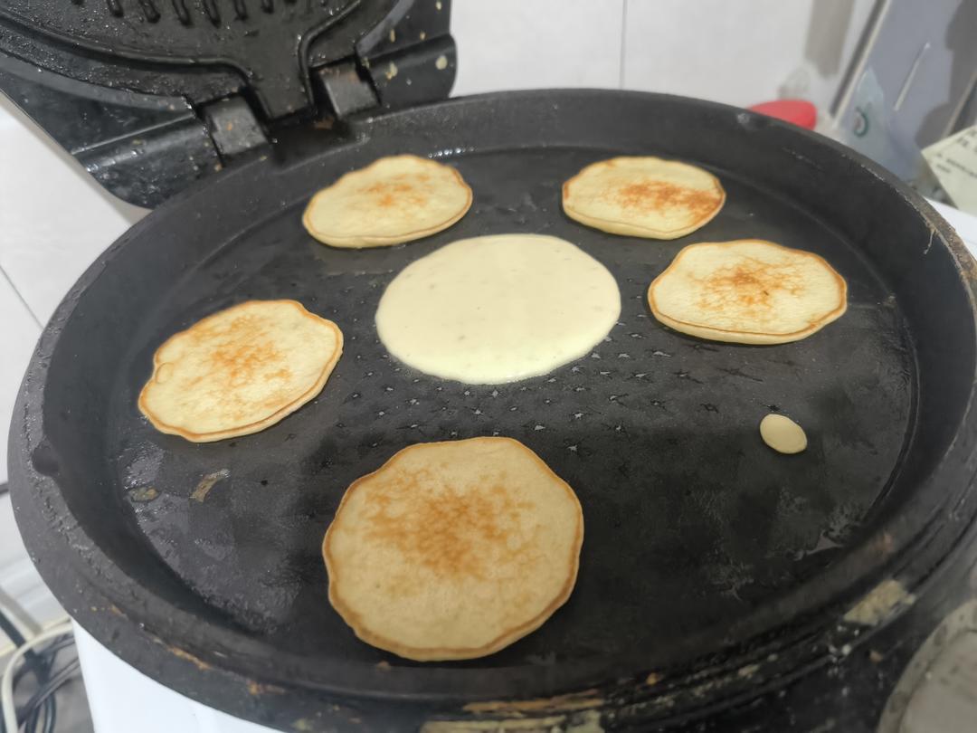 一个香蕉   两个鸡蛋  这么做全家老少都爱吃 软糯香甜的香蕉鸡蛋饼  附细节视频