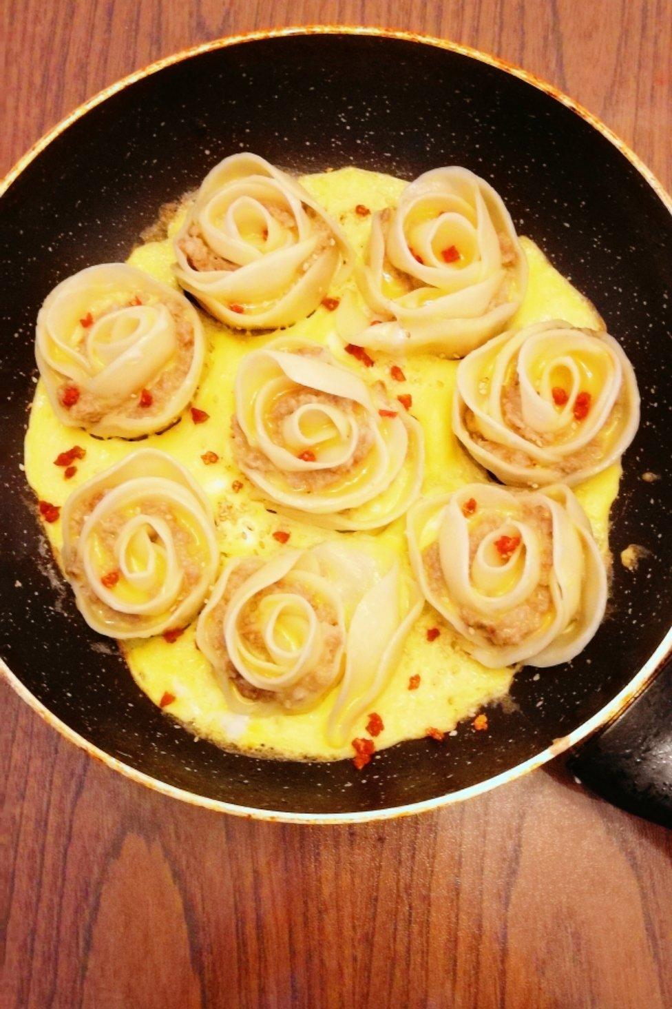 玫瑰花抱蛋煎饺
