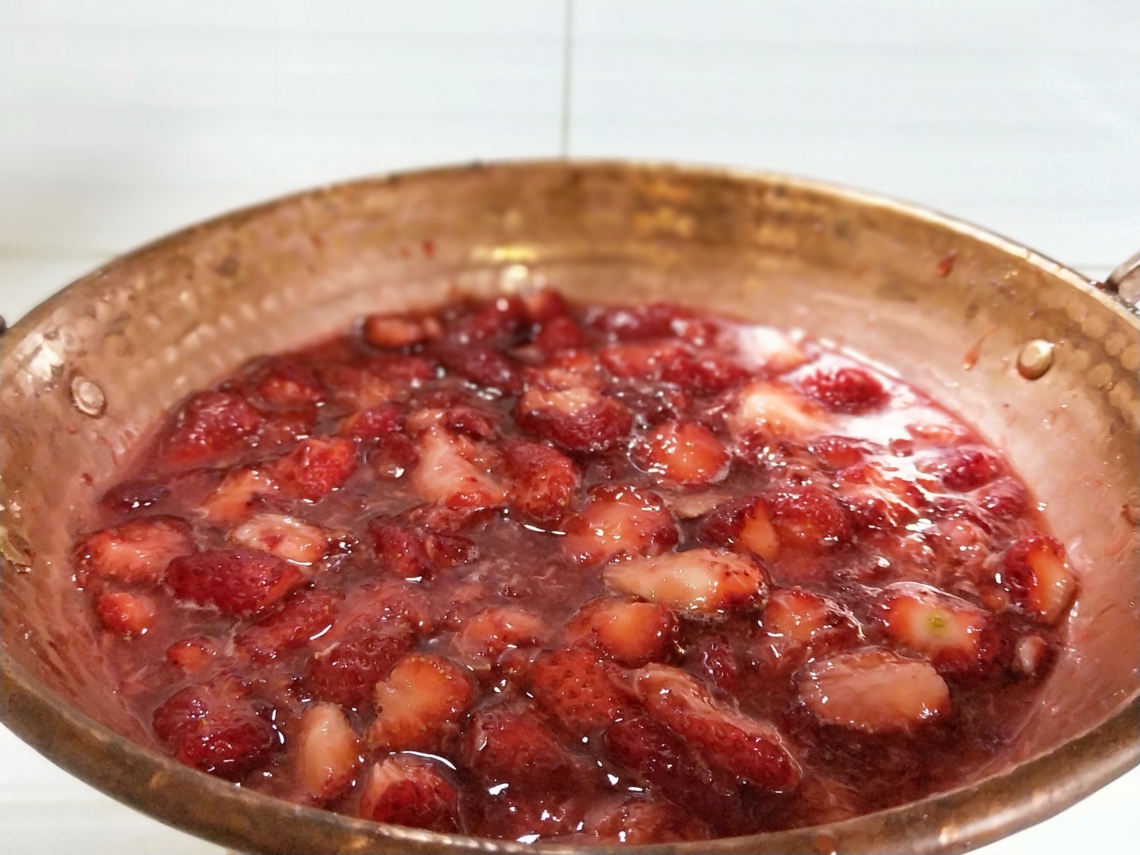 酸酸甜甜草莓果酱_铜锅版的做法 步骤4