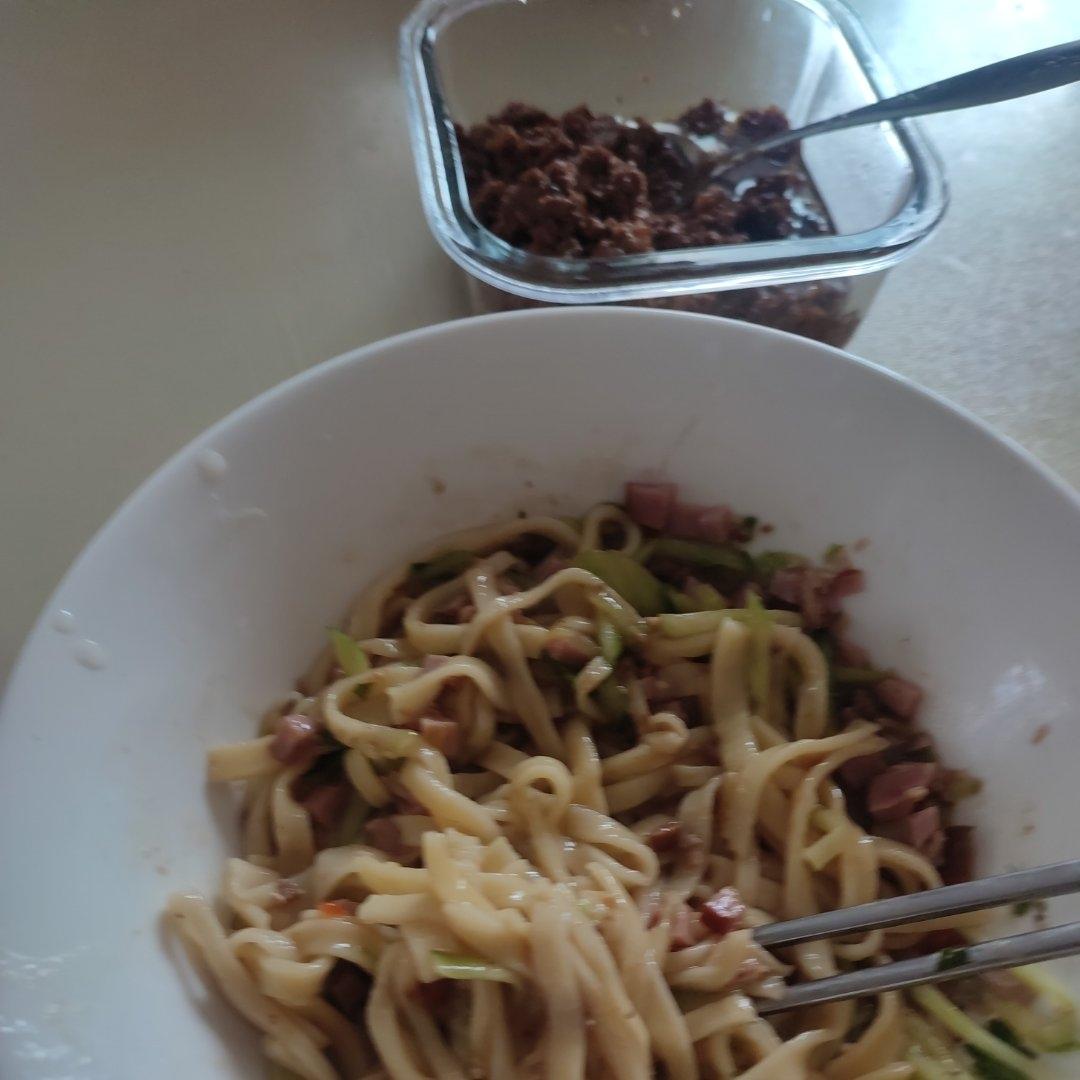 香菇牛肉炸酱面