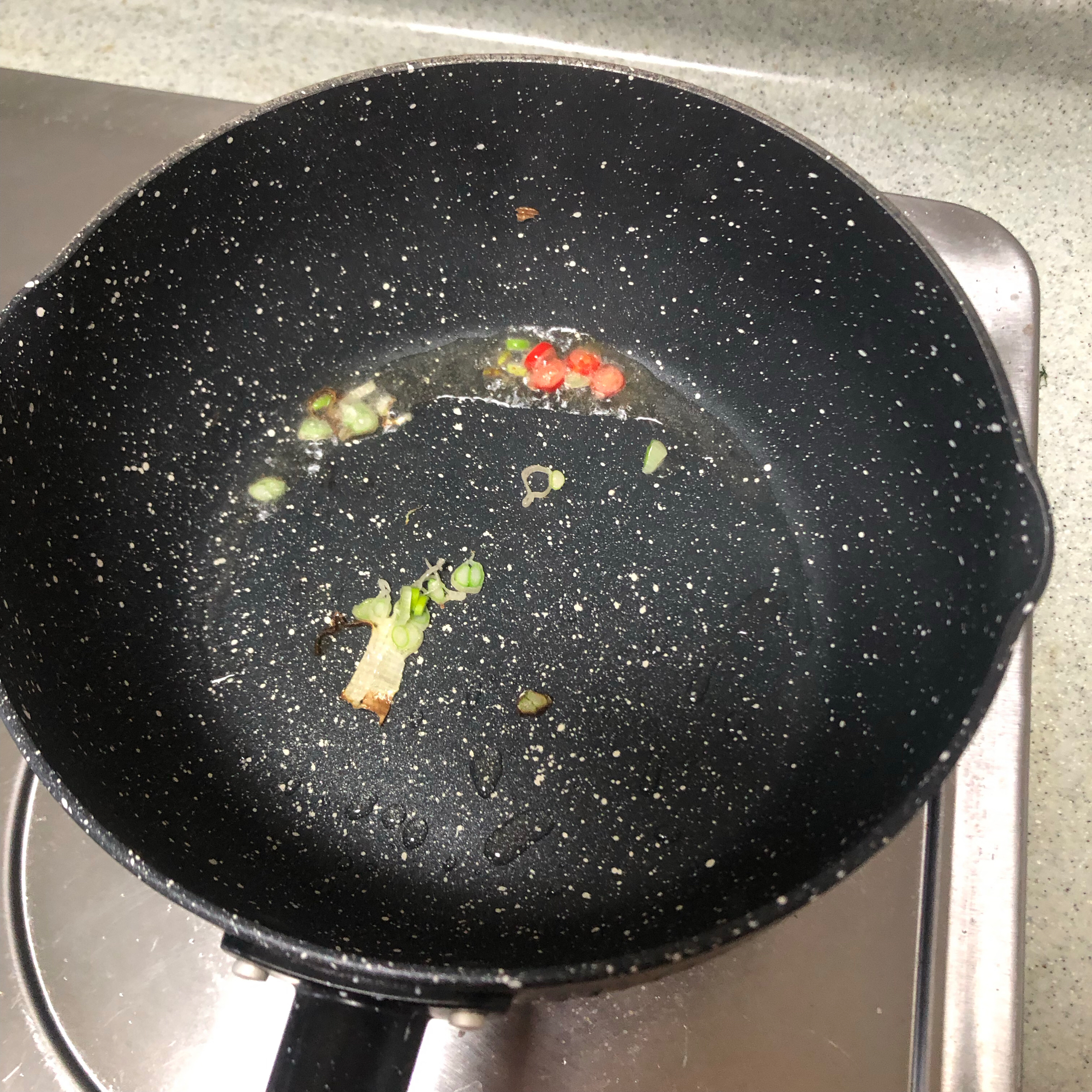 超级简单的减脂汤
虾皮紫菜黄瓜汤的做法 步骤2
